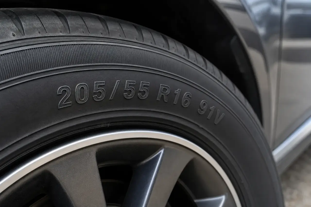 Load and speed markings moulded into a tyre sidewall