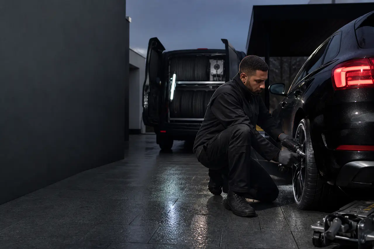 Mobile tyre fitting